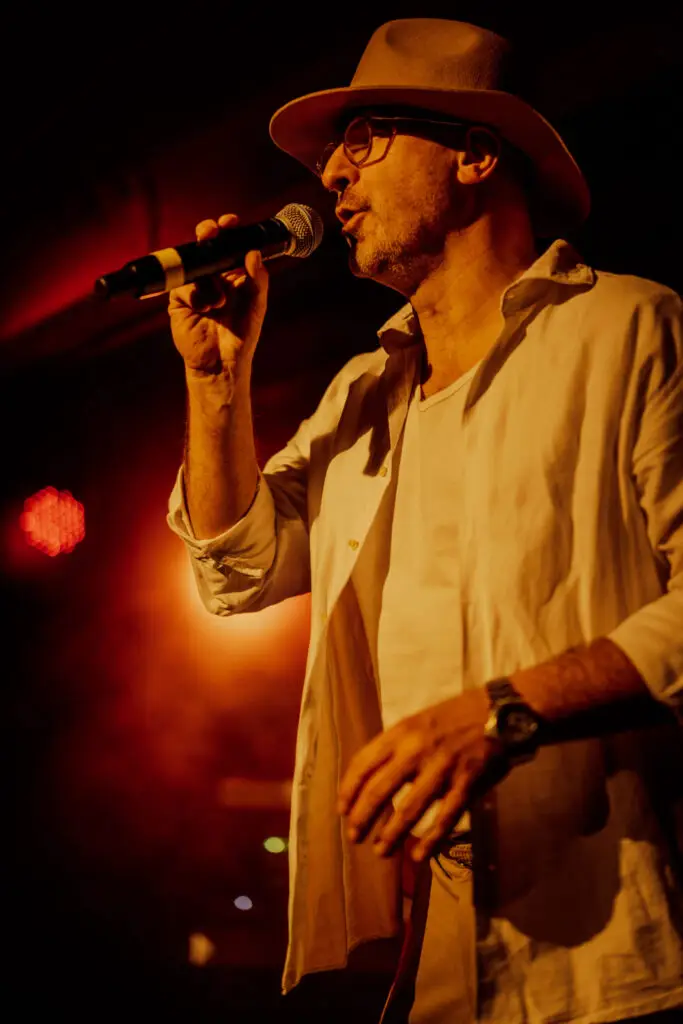 Timo singt